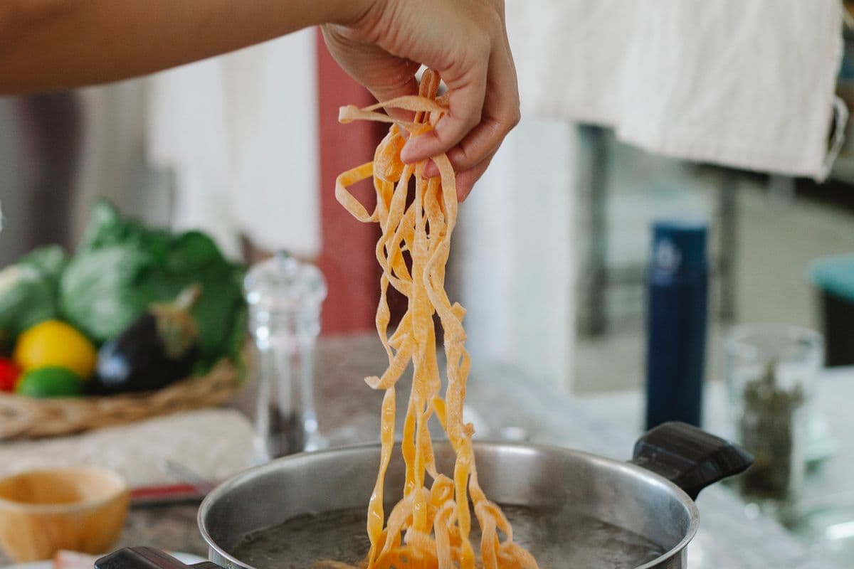 Não jogue a água do macarrão fora!